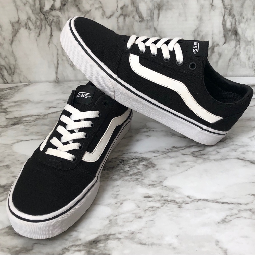 VANS Ward Black/White Low Top Sneaker Women’s 8.5